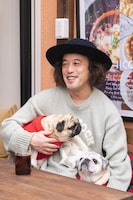 エレキコミックやついと、愛犬のこはだ、こぶし