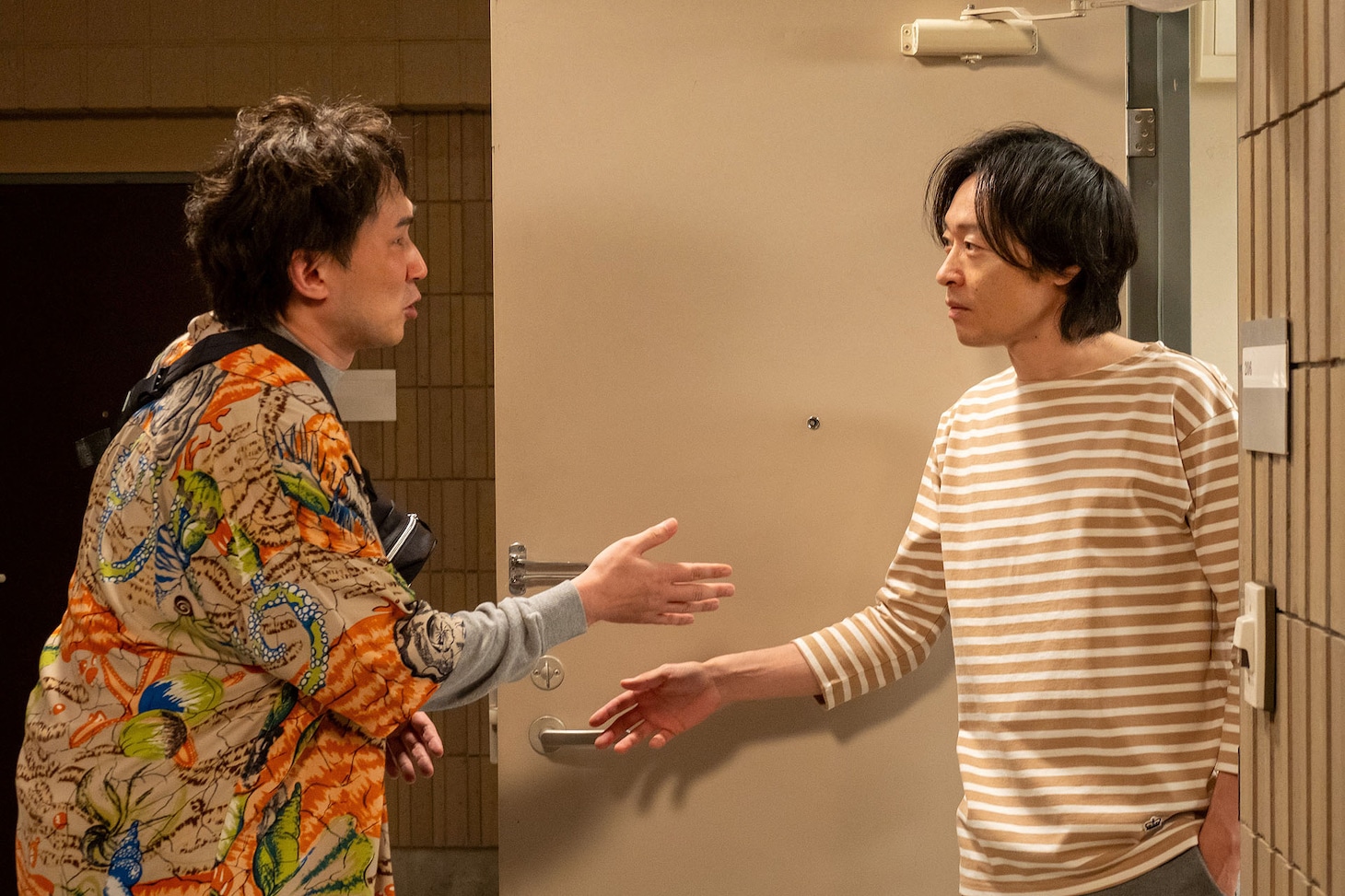 コント「くずの恩返し」に出演するシソンヌじろうと川西賢志郎