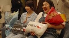 「TikTok LIVE」CMの撮影に臨む（左から）あの、紅しょうが・熊元プロレス