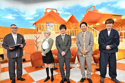 囲み取材に出席した（左から）シソンヌ長谷川、ホラン千秋、内村光良、有吉弘行、深澤辰哉