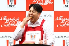ケンタッキーをきれいに食べるレインボー池田、骨なしチキンをガブッ　ネイルもKFCカラー