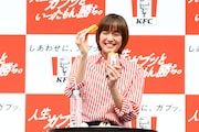 池田に対抗してポテトを3本同時に食べる佐藤栞里