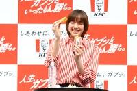 池田に対抗してポテトを3本同時に食べる佐藤栞里