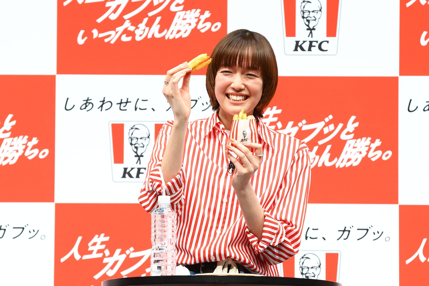 池田に対抗してポテトを3本同時に食べる佐藤栞里