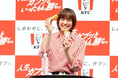 池田に対抗してポテトを3本同時に食べる佐藤栞里