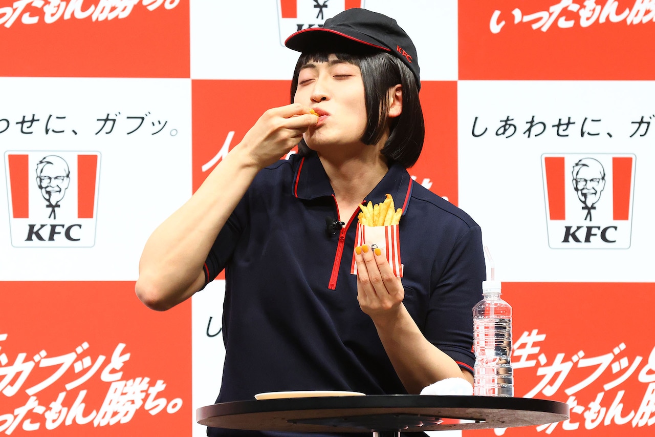 ケンタッキーをきれいに食べるレインボー池田、骨なしチキンをガブッ　ネイルもKFCカラー