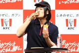 ポテトを2本同時に食べるレインボー池田