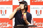 ポテトを2本同時に食べるレインボー池田