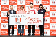 日本ケンタッキー・フライド・チキン社長の遠藤久氏と佐藤栞里、レインボー