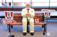 展示されたカーネル・サンダースの置物