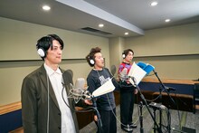 アフレコに臨む（左から）ツートライブ、関智一