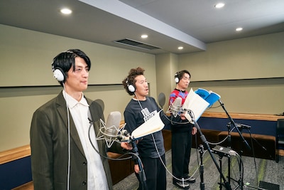 アフレコに臨む（左から）ツートライブ、関智一