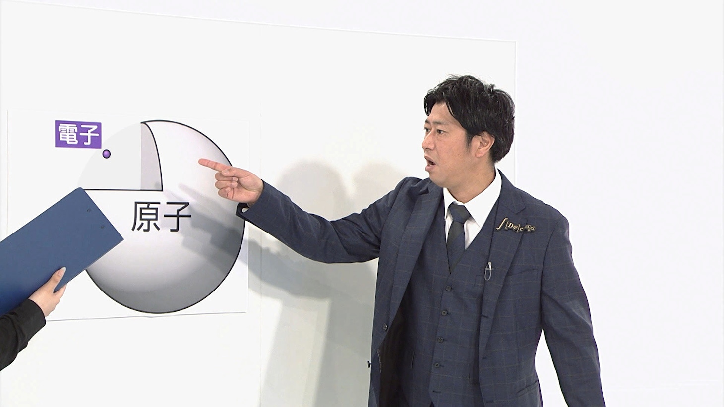 「笑わない数学『ヤン-ミルズ理論と質量ギャップ問題』」のワンシーン