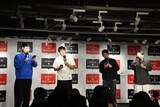 歌う長﨑周成さん、梶本長之さん、宰務翔太さん、ママタルト檜原さん