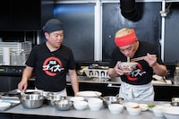 試食しながらラーメンを作るダイアン津田、松本人志