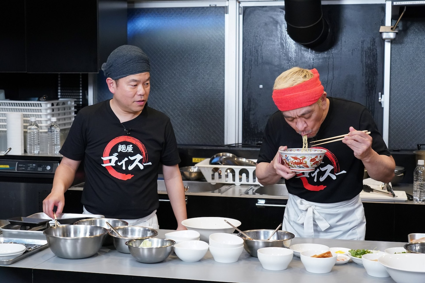 試食しながらラーメンを作るダイアン津田、松本人志