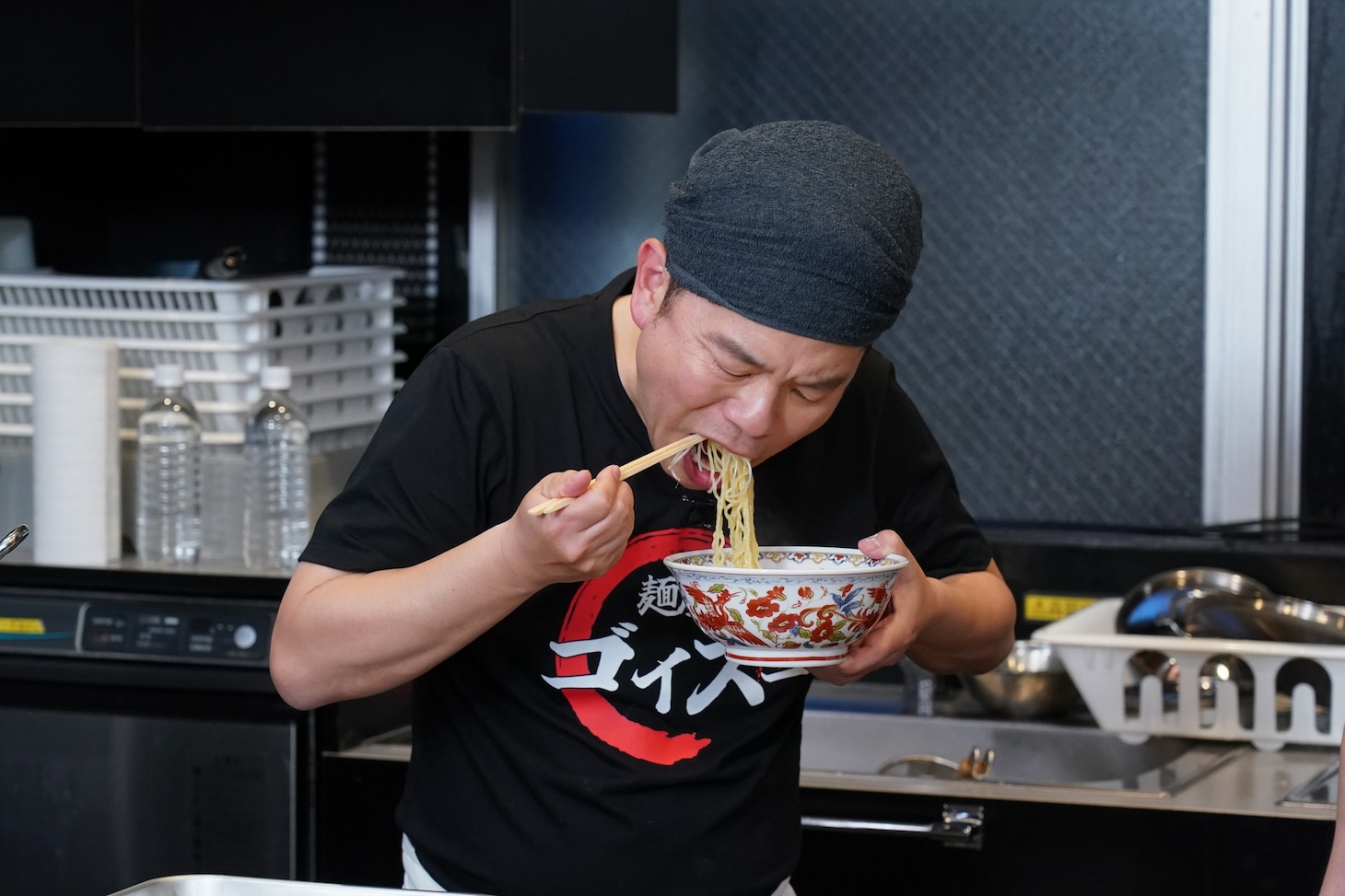 ラーメンをすするダイアン津田