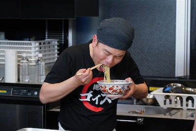 ラーメンをすするダイアン津田