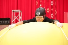 バルーンの上に乗った錦鯉・長谷川