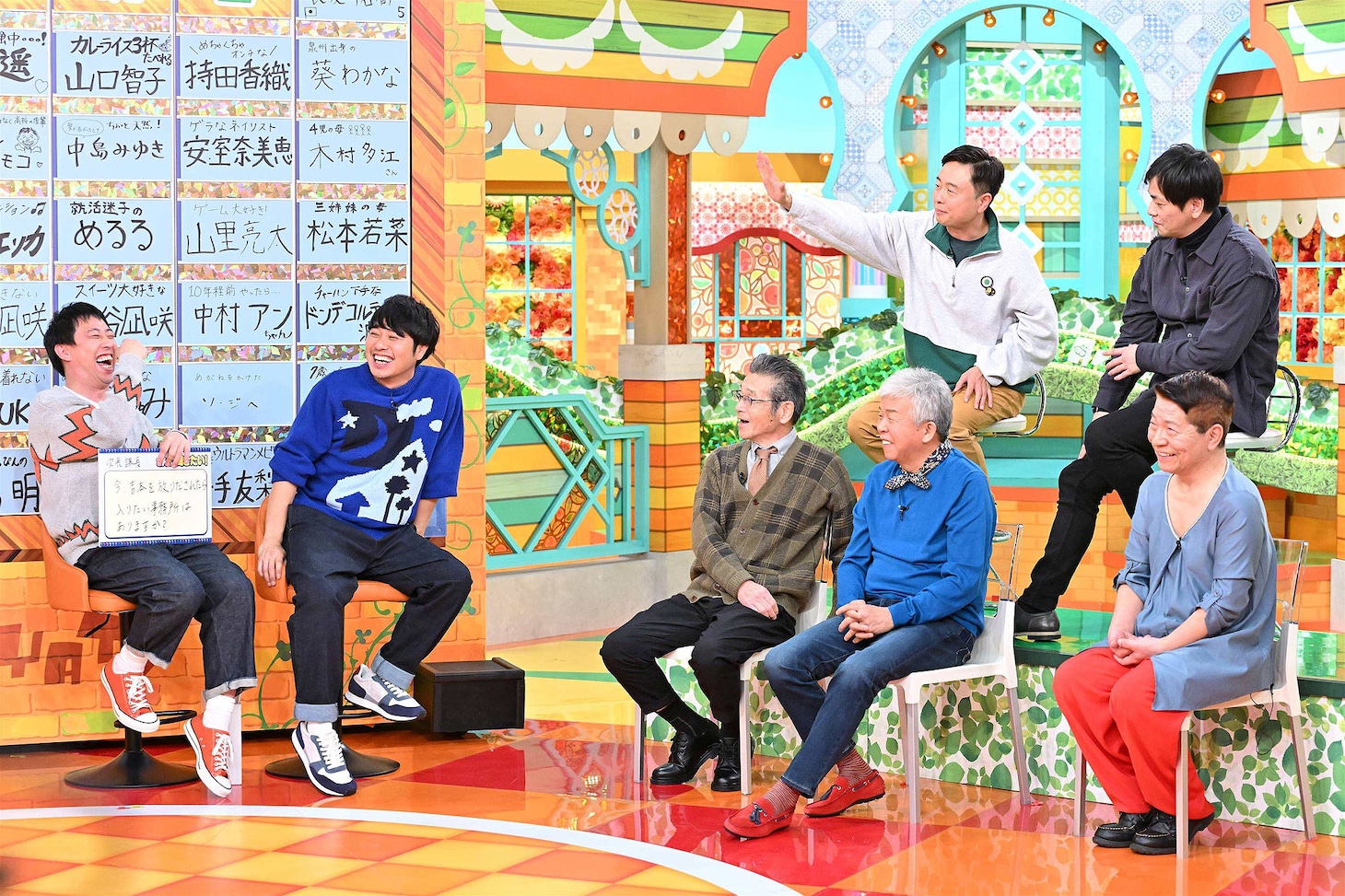 観覧客の質問に答えるさらば青春の光と明石家電視台メンバー