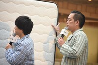 マットレスの柔らかさを確かめるエバース