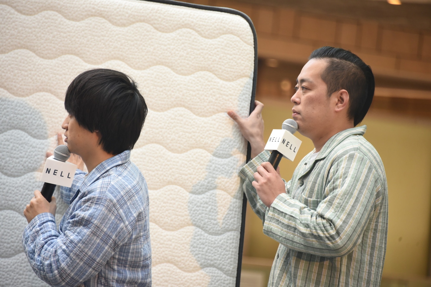 マットレスの柔らかさを確かめるエバース