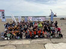 サンドウィッチマンと坂上忍が出演する「坂上サンドの東北旅2026」ロケ現場での集合写真