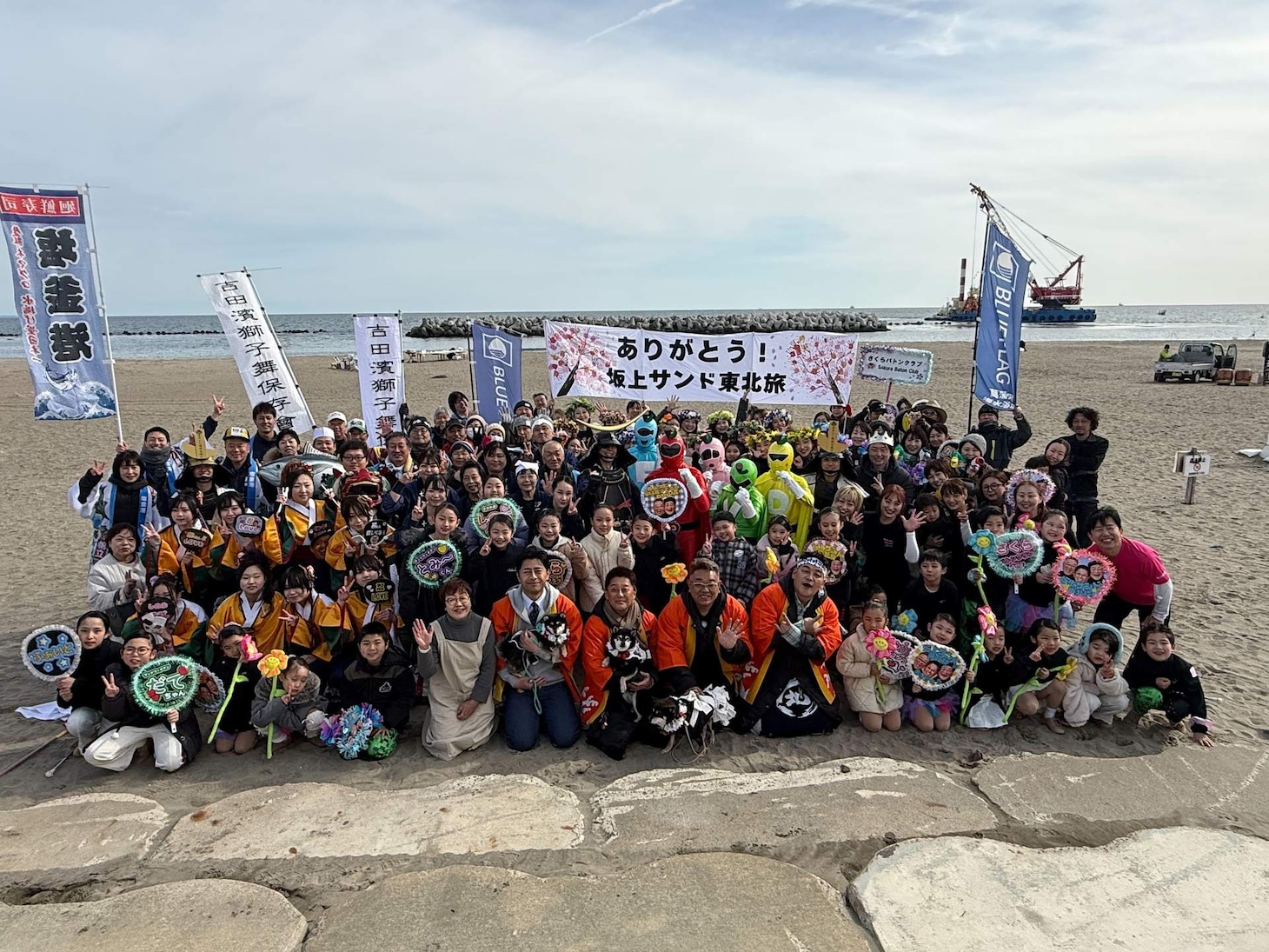 サンドウィッチマンと坂上忍が出演する「坂上サンドの東北旅2026」ロケ現場での集合写真