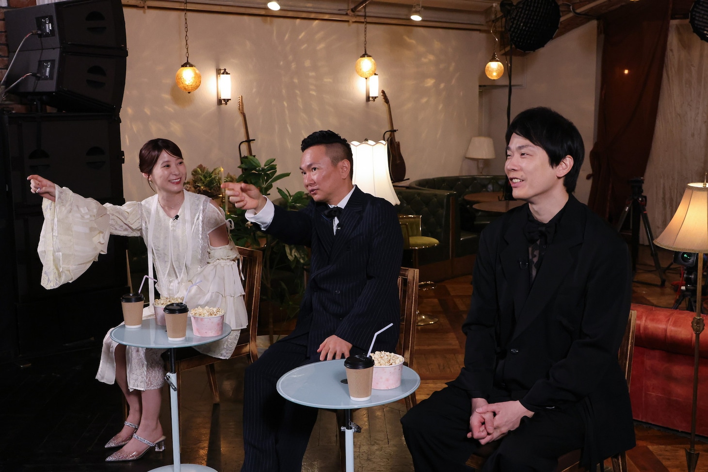 左から生田衣梨奈、かまいたち