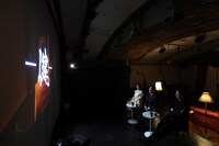 ドラマを観賞する（左から）生田衣梨奈、かまいたち