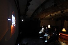 ドラマを観賞する（左から）生田衣梨奈、かまいたち