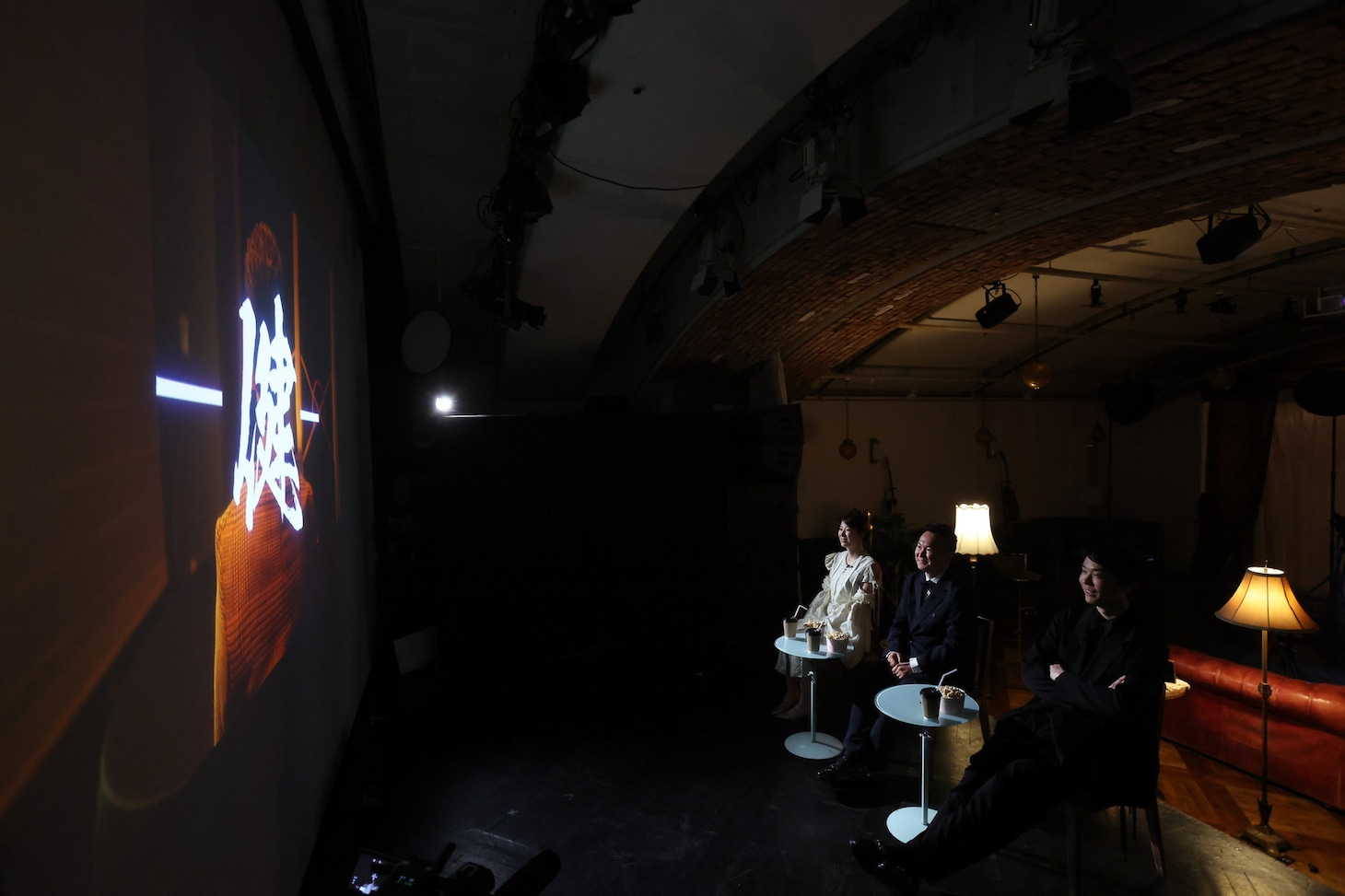 ドラマを観賞する（左から）生田衣梨奈、かまいたち