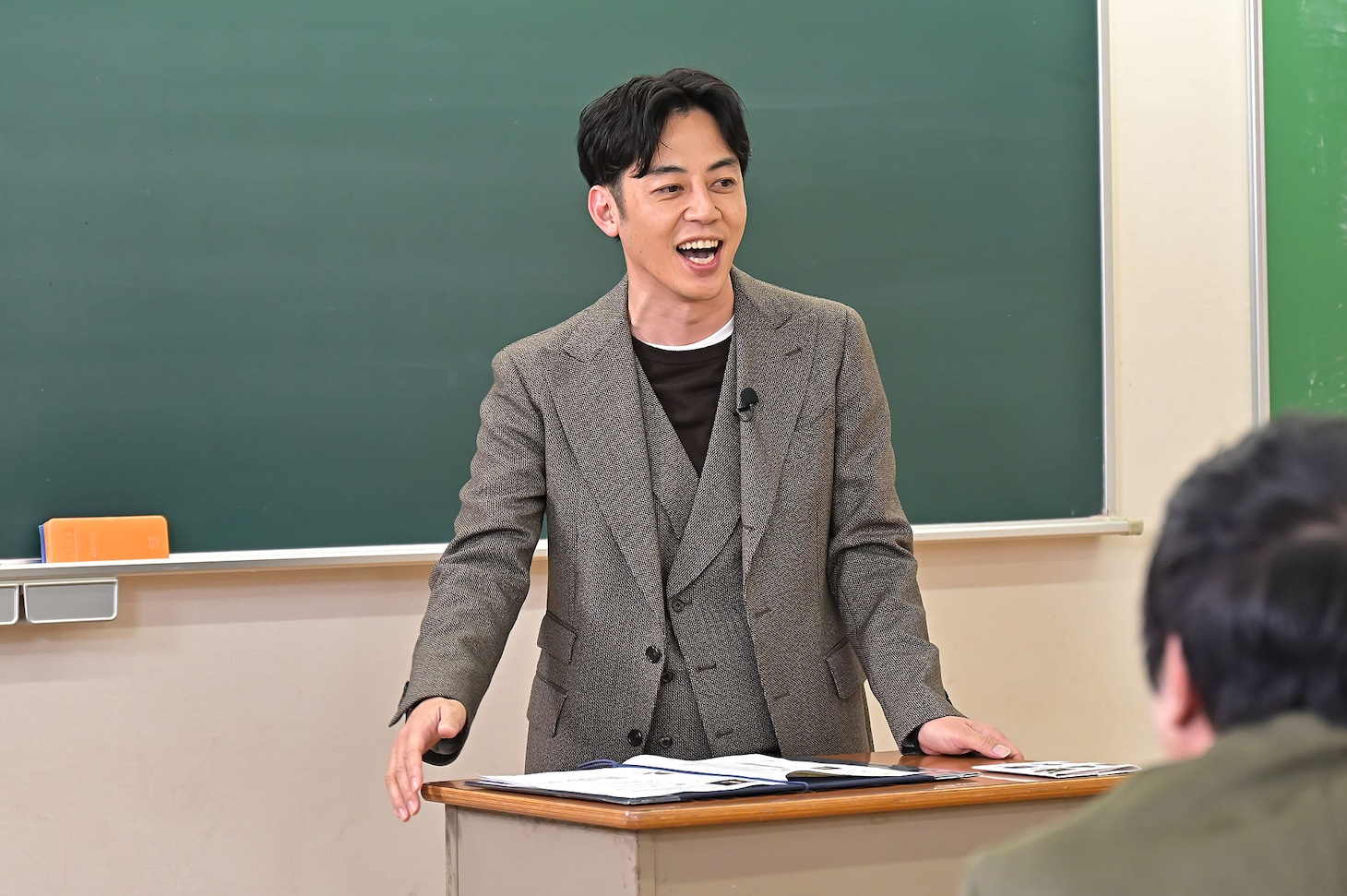 熱血授業を繰り広げるキングコング西野