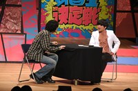 ファーストラウンドでネタを披露するぎょねこ（写真はオジマアロー、青木トロッコ）