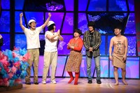 ファーストラウンドで勝利した瞬間のフタリシズカ（左）