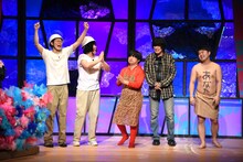 ファーストラウンドで勝利した瞬間のフタリシズカ（左）