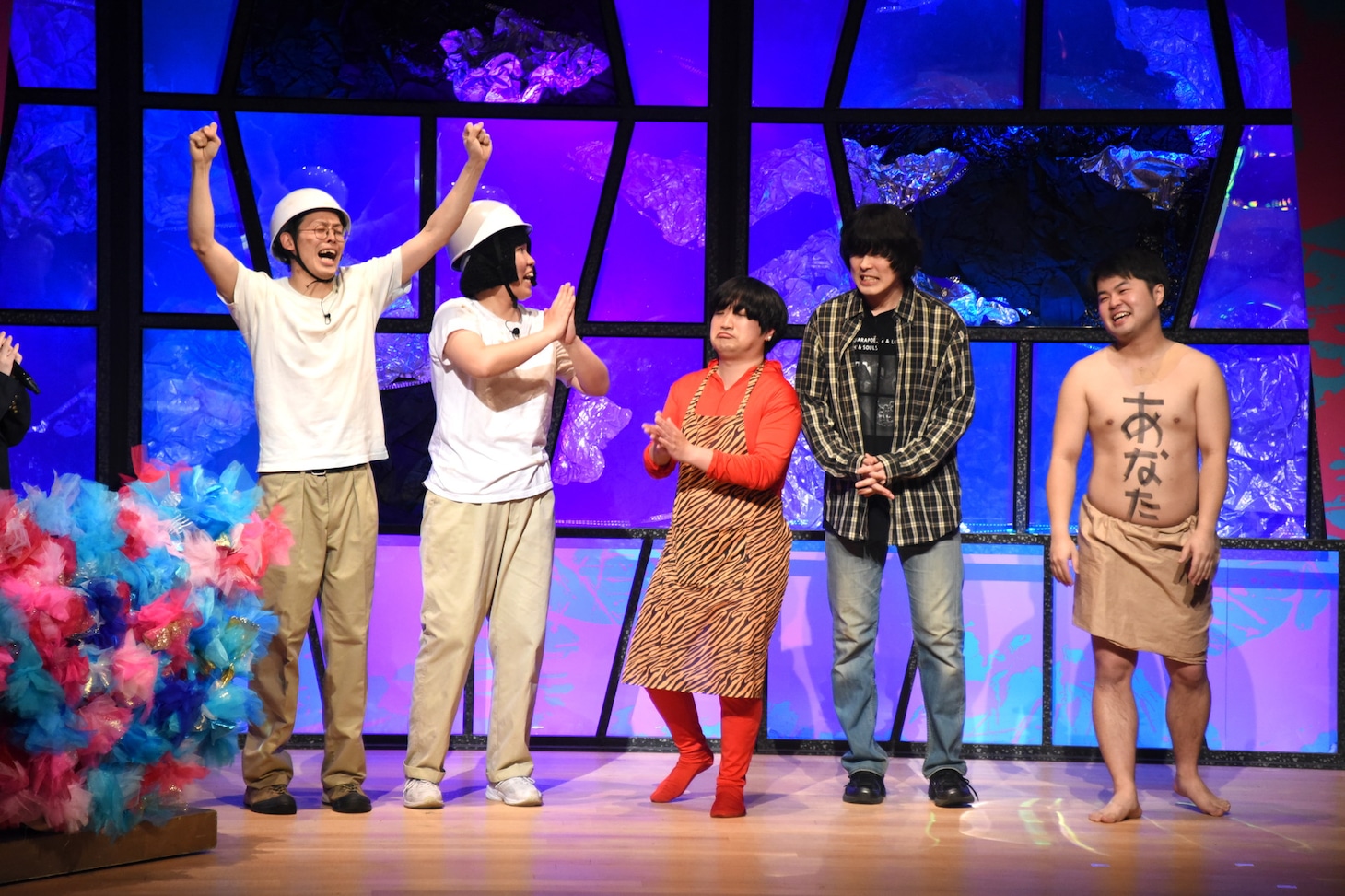 ファーストラウンドで勝利した瞬間のフタリシズカ（左）