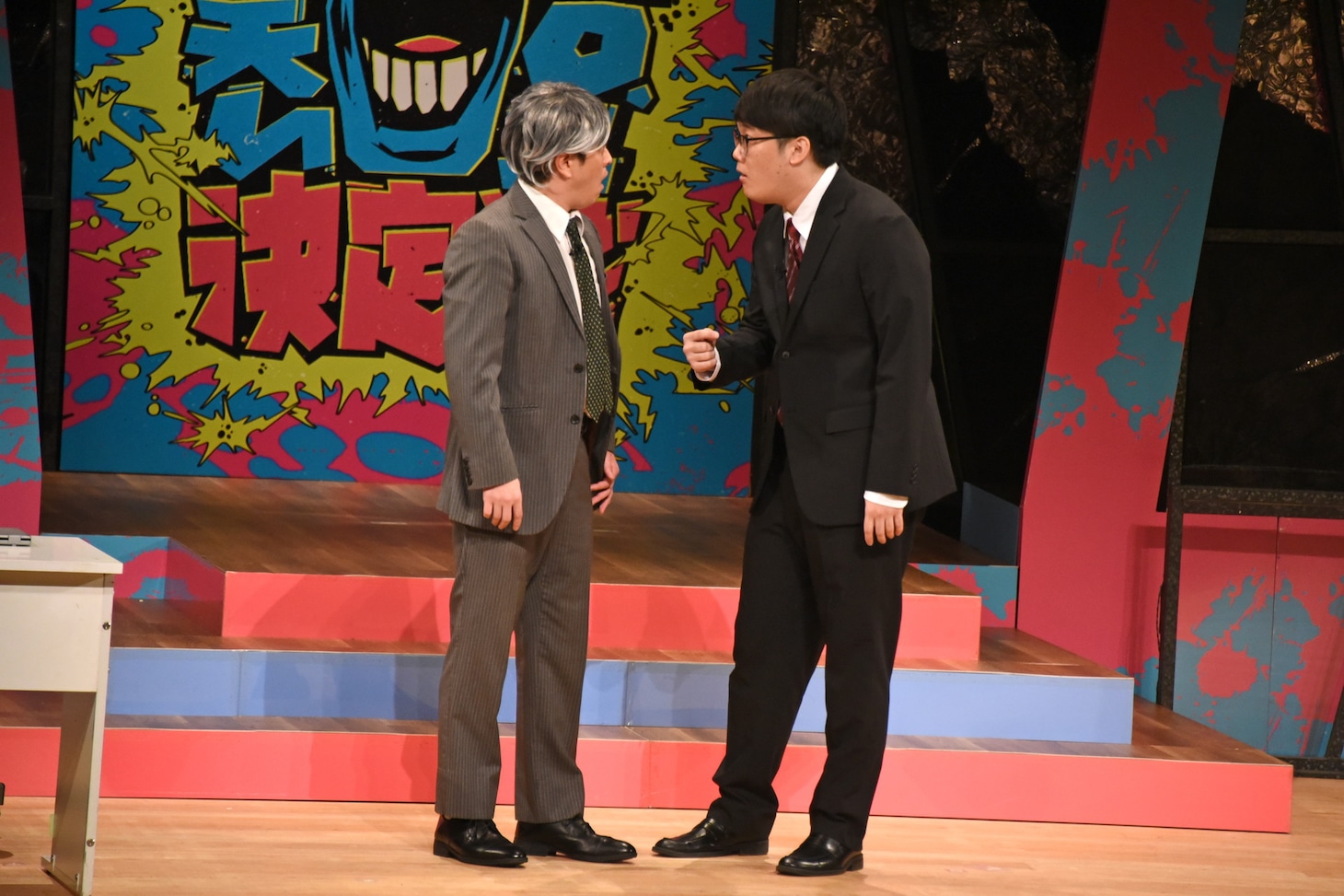 ファーストラウンドでネタを披露するファイヤーサンダー