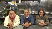 ハナコ菊田の食リポを内緒で見つめるハナコ岡部（左）と、菊田の両親