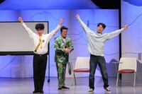 コント「睡眠改善教室」にて、ものすごい形相で体を動かすエレ片の3人