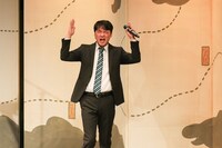 コント「女子高生おじいちゃん
」より、路上ライブを見るサラリーマン（今立）