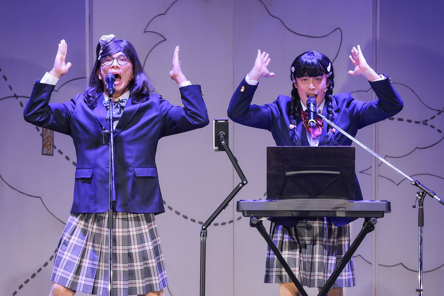 片桐仁とエレキコミックやつい扮する、女子高生になりきるおじさん