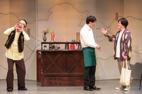 喫茶店を舞台にしたコント「常連客」のワンシーン