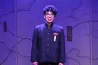 学生服姿の片桐仁