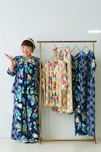 柳原可奈子が手がけるブランド「ハレテネ」から全4型発売　柄の着想は“ちぎり絵”