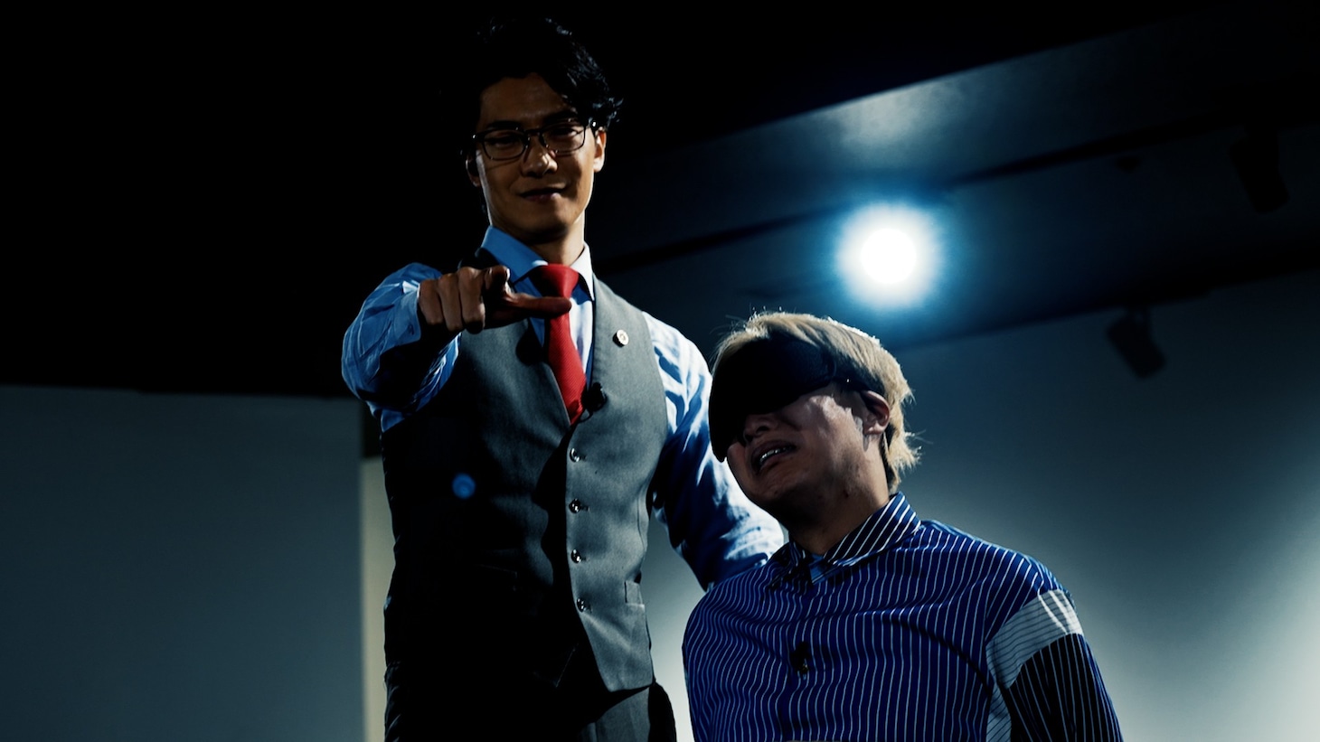 こたけ正義感（左）と、縛られたお見送り芸人しんいち（右）