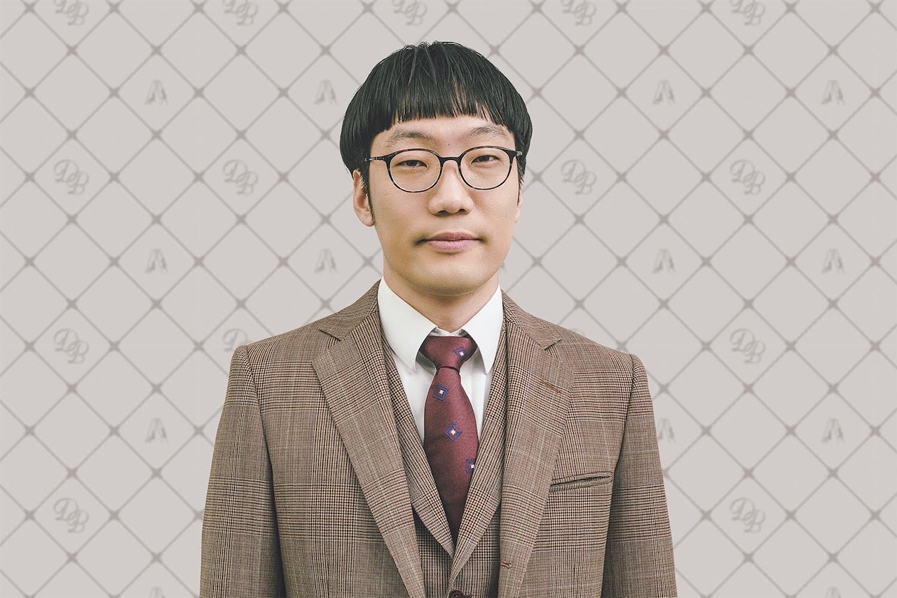 男性ブランコ平井がリュックと添い寝ごはんのMV出演、走る会社員