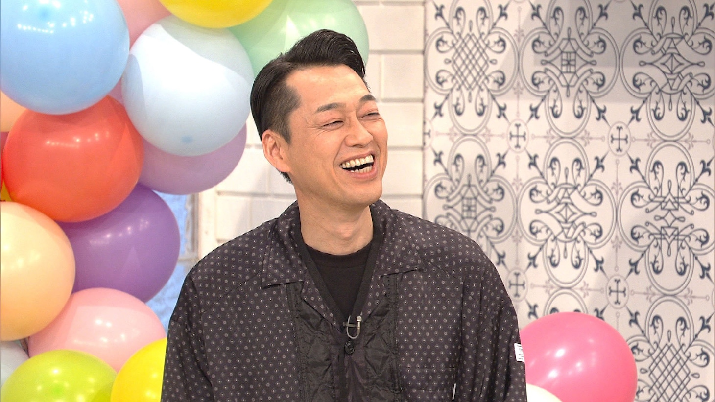 司会のバナナマン設楽