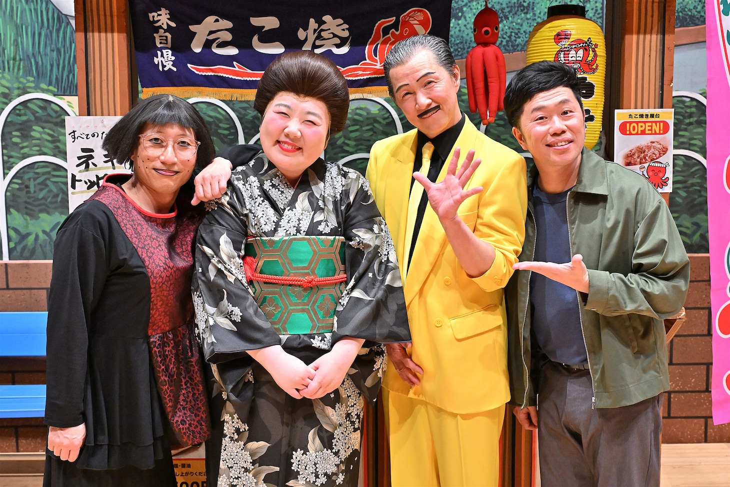 揃い踏みした4座長。左からすっちー、酒井藍、アキ、吉田裕