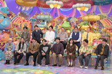 「アメトーーク！」に出演する同期の（前列左から）真空ジェシカ、オズワルド、蛙亭、空気階段、（後列左から）さや香、コットン、きしたかの